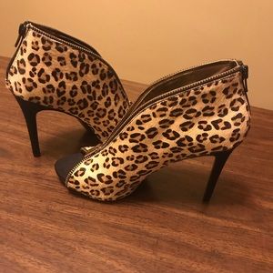 Carlos Santana Intri Peep Toed Leopard fur heels
